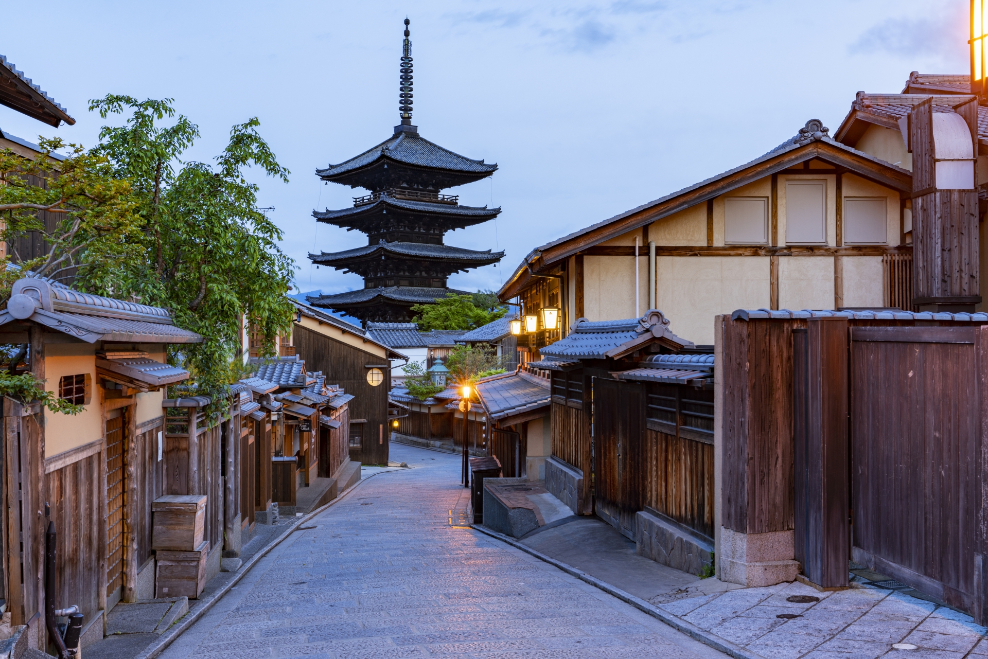 Ninenzaka (Ninnen-zaka): Kyoto's Most Photogenic Stone-Paved Slope to Kiyomizu-dera