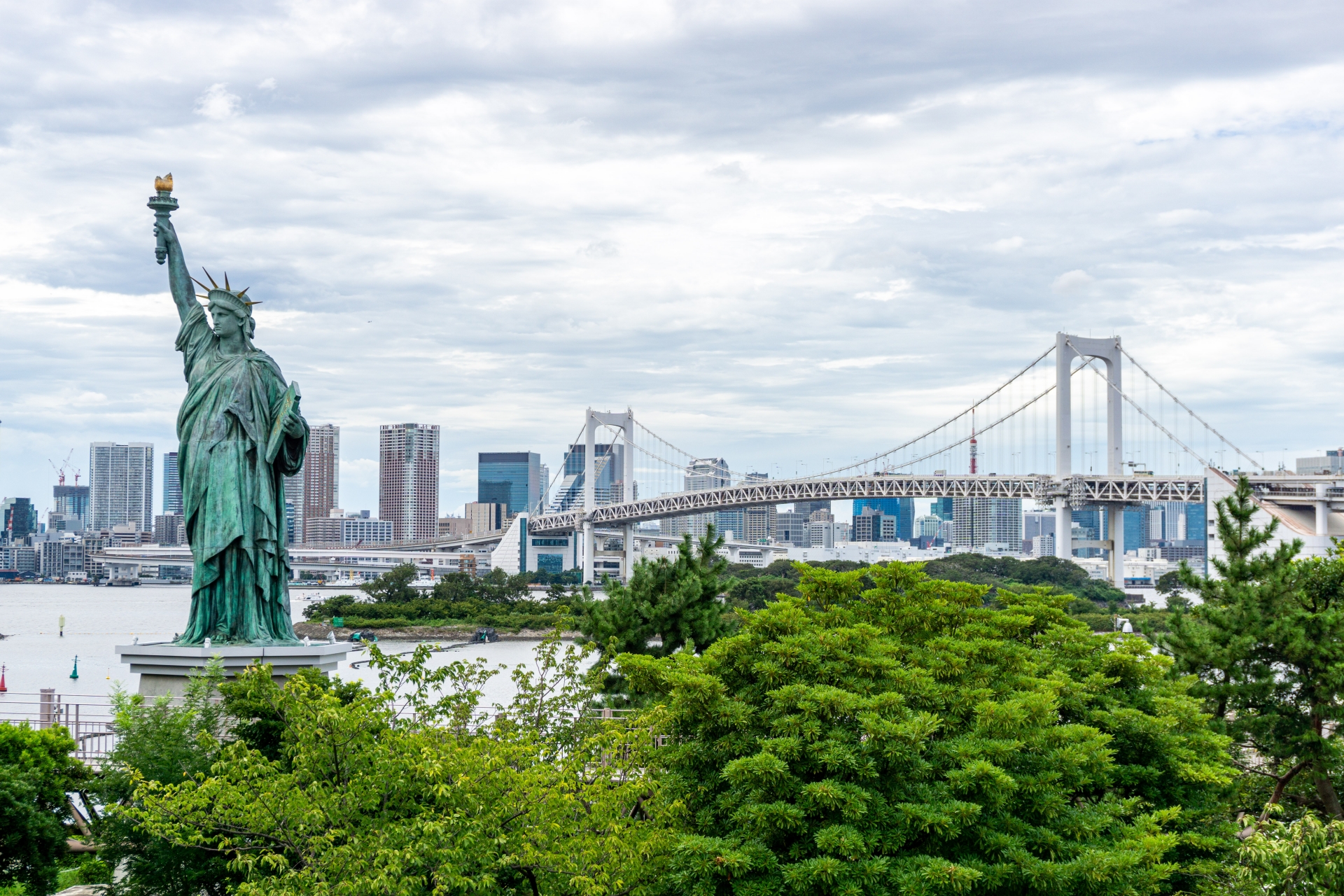 Odaiba Seaside Park: Tokyo's Urban Beach Paradise with Stunning Rainbow Bridge Views