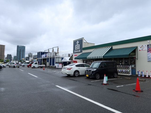 Minato no Marche Pier Bandai: Niigata's Must-Visit Food Market Where Locals Shop for Fresh Seafood & Sake