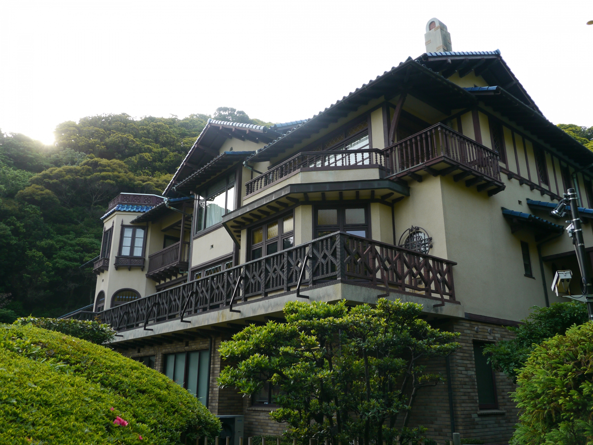 Kamakura Museum of Literature: A Hidden Seaside Mansion with Rose Gardens & Literary Treasures
