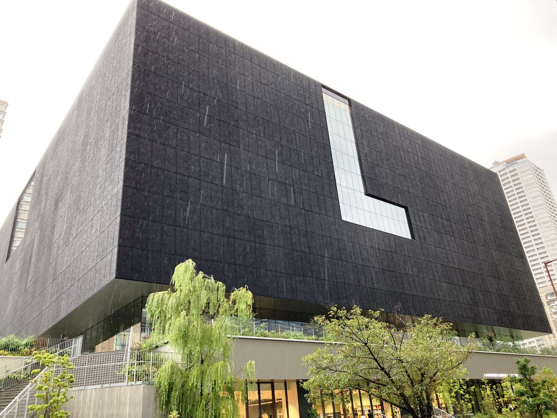 Nakanoshima Museum of Art: Osaka's Striking Black-Box Contemporary Art Haven