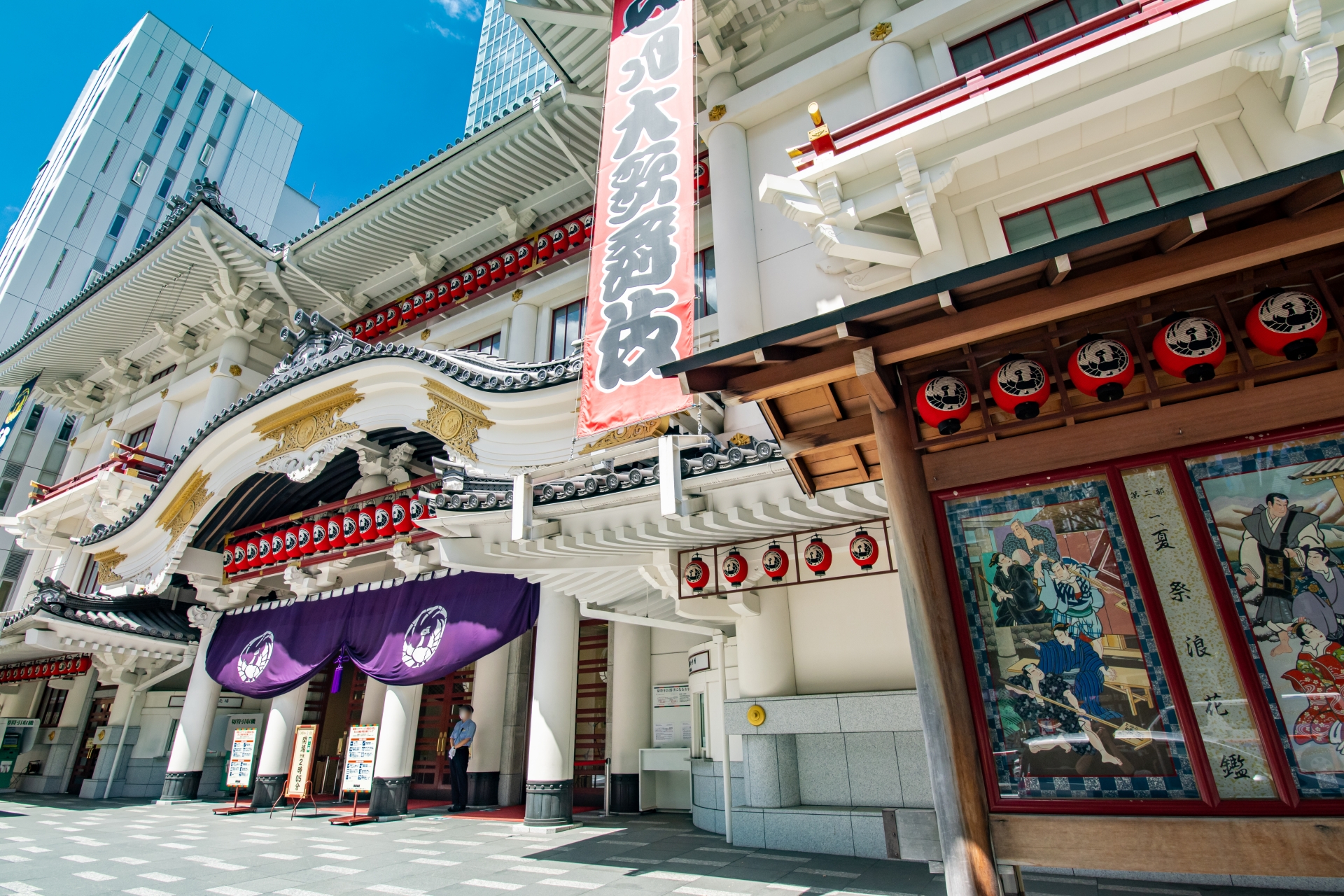 Kabukiza Theatre: Experience Japan's Iconic Traditional Stage Art in the Heart of Ginza