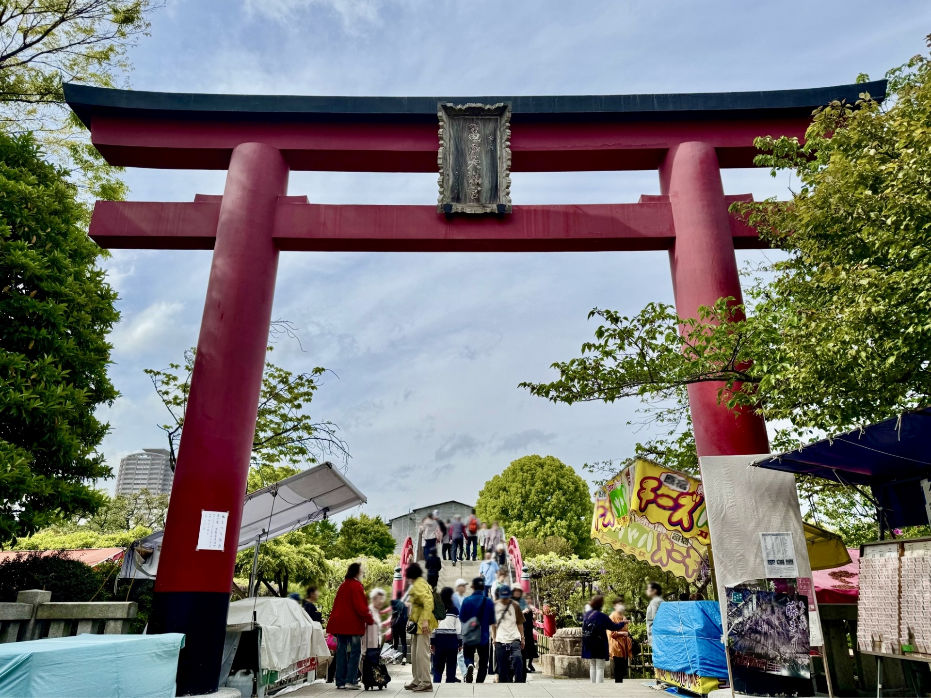 Kameido Tenjin Shrine: A Secret Seasonal Paradise Where Tokyo Blooms Meet Sky Tree Views