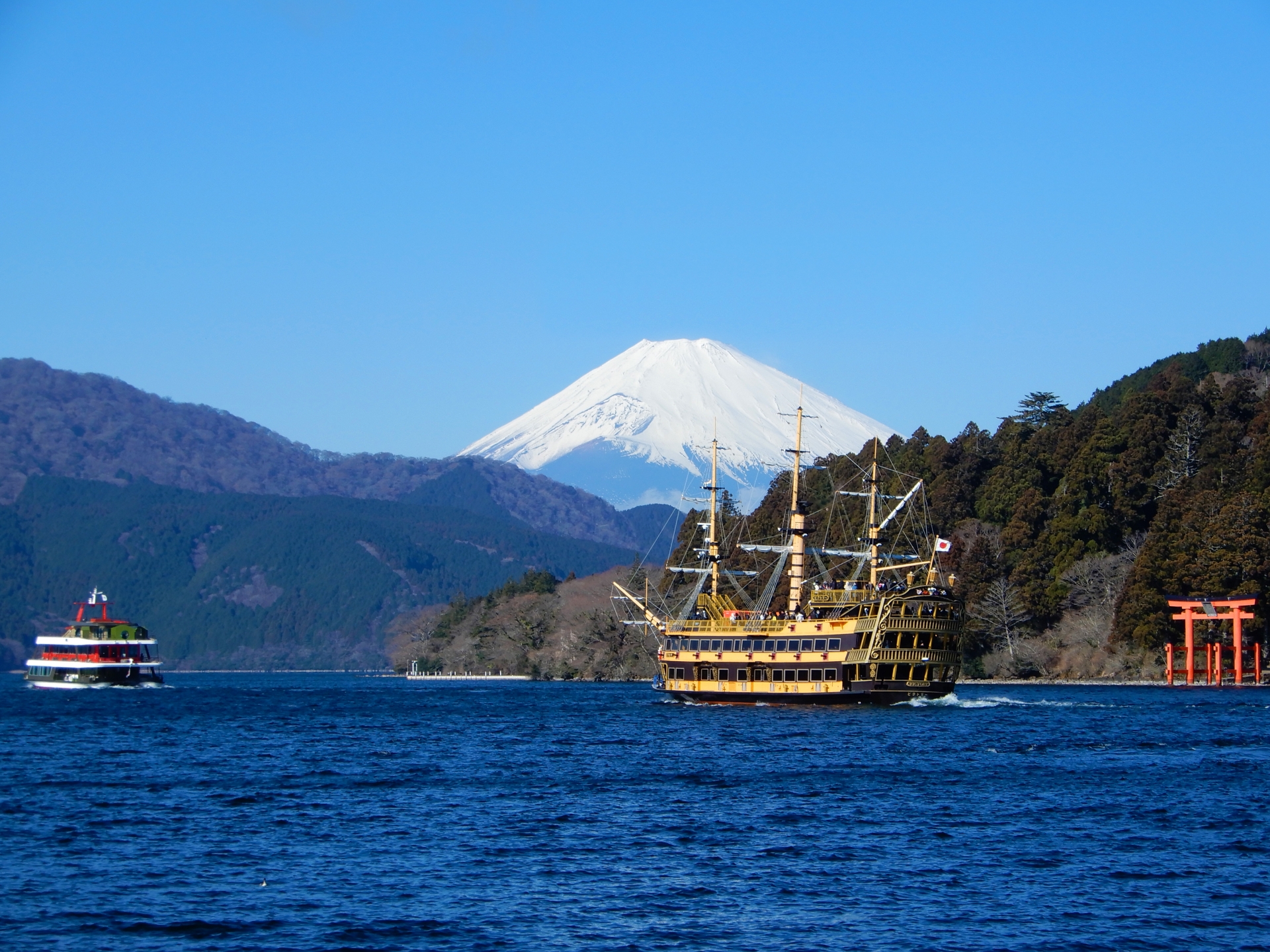 Lake Ashi: Hakone's Must-Visit Scenic Spot with Mount Fuji Views and Pirate Ship Cruises