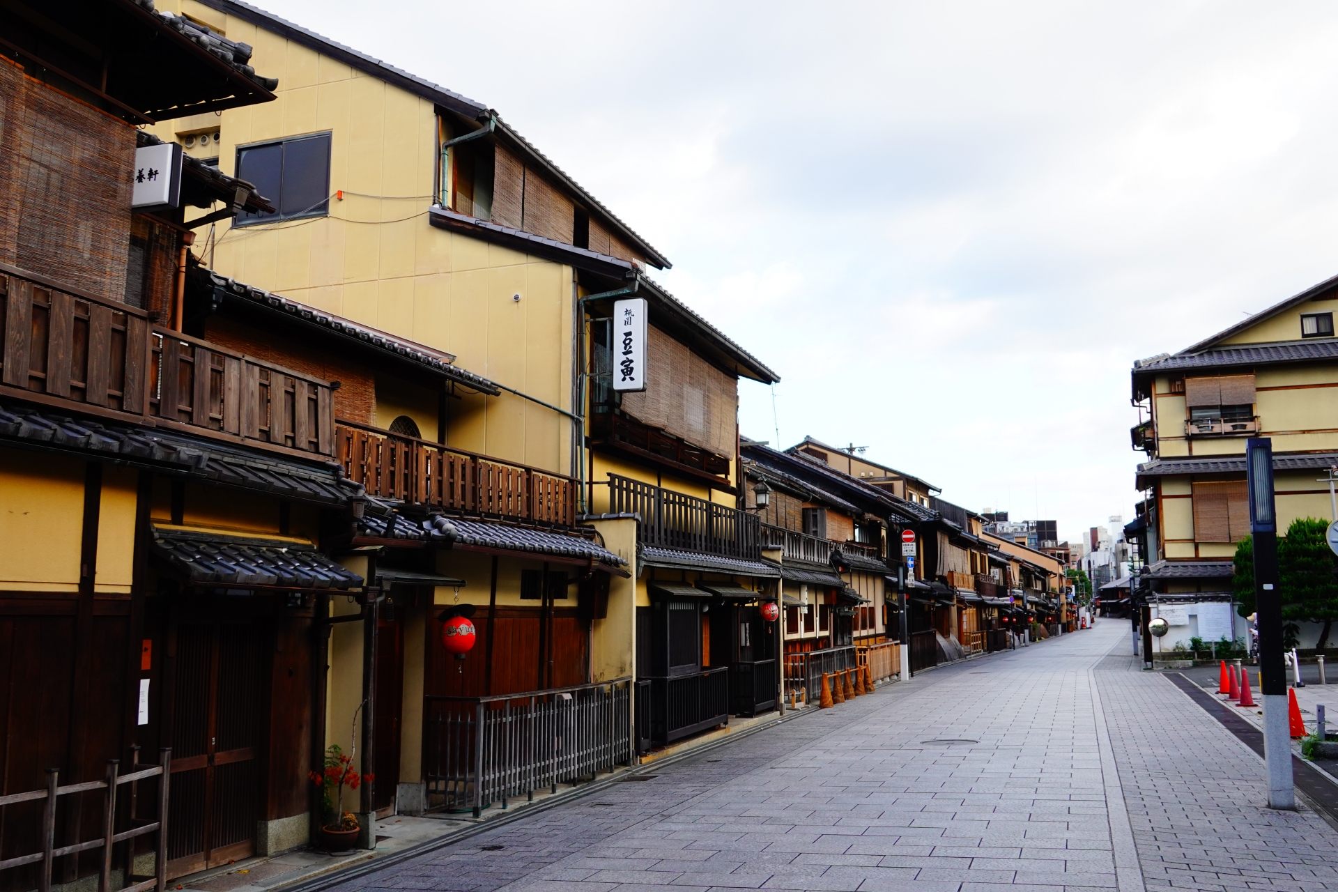 Hanamikoji Street: Kyoto's Authentic Geisha District Where Time Stands Still