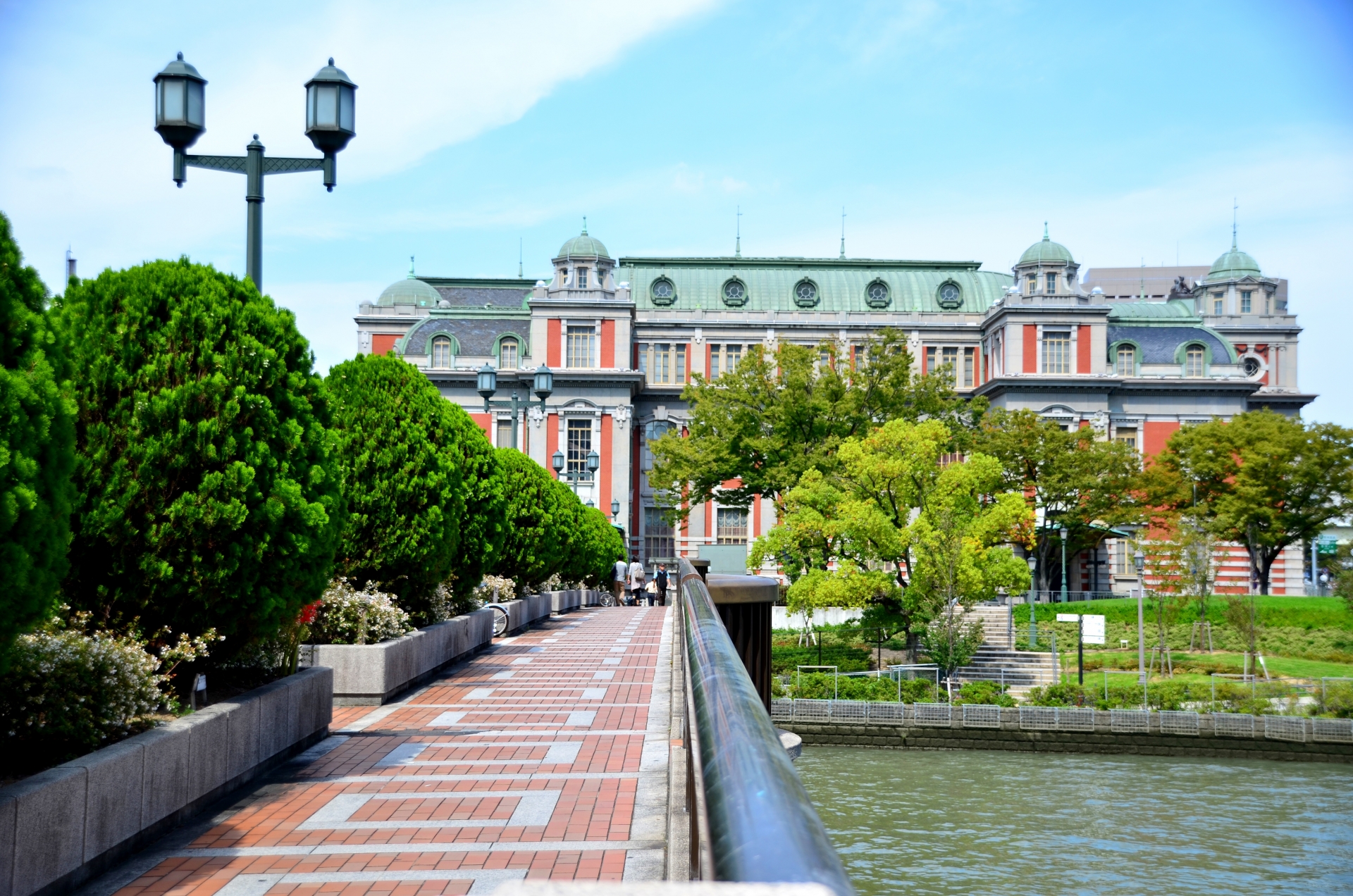 Nakanoshima Park: Osaka's Urban Oasis with Stunning Rose Gardens and Winter Illuminations